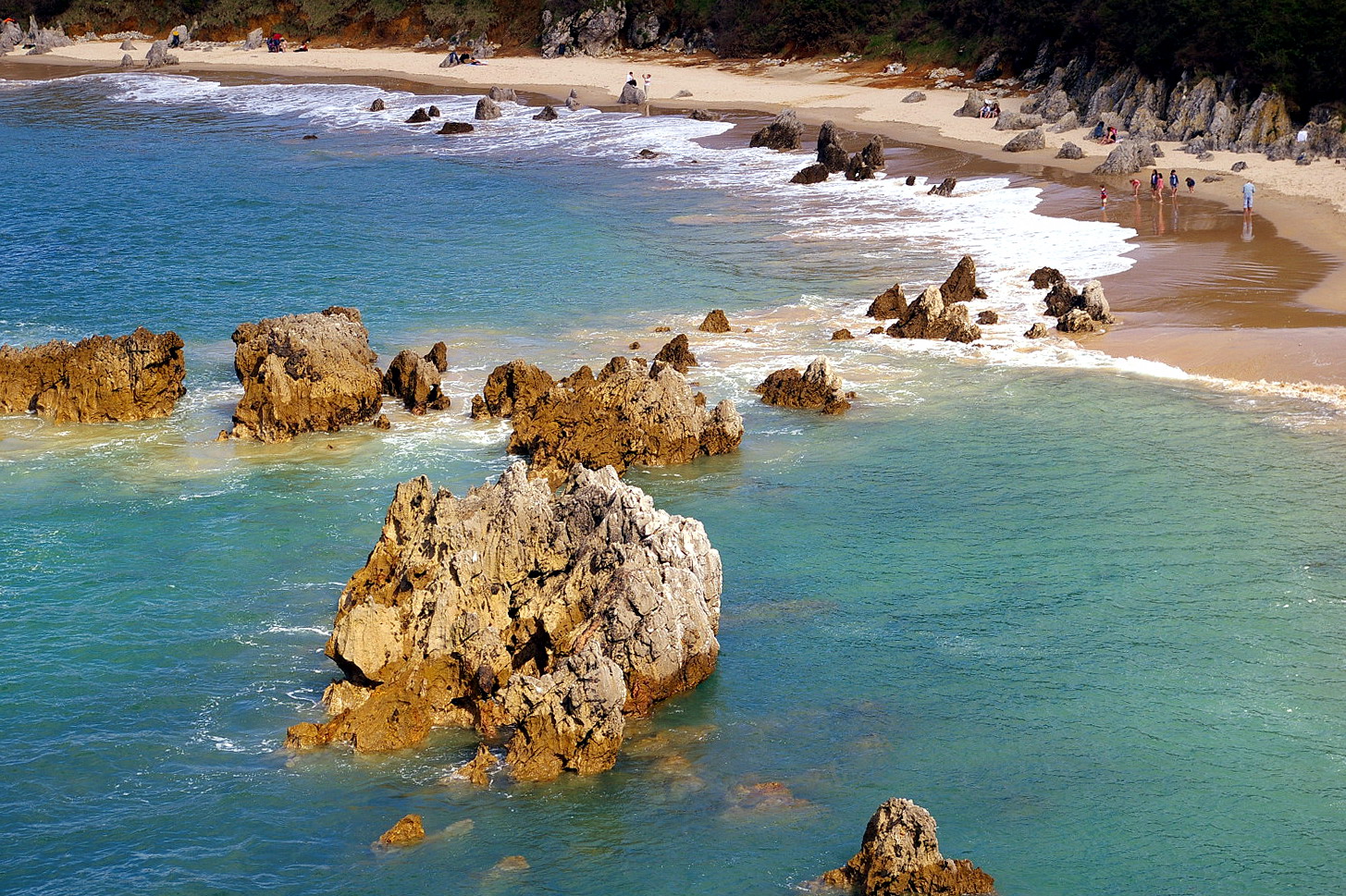 Verano en la Costa Verde: Playas y atractivos de Llanes