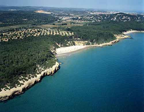 Playas nudistas de Tarragona. Escapadas fin de semana naturistas. Verano