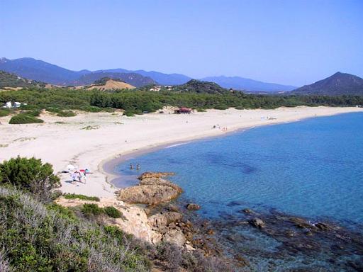 Cala Sinizas, un balneario económico y alucinante en el corazón del mediterráneo