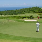 Jugar al golf en los hermosos complejos del Caribe