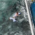 Una mujer enferma de 73 años cae de un crucero a las aguas del Ártico.