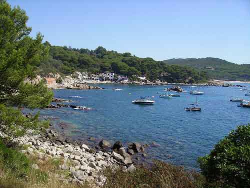 Vacaciones en La Costa Brava. Disfrutar de buena marcha en julio