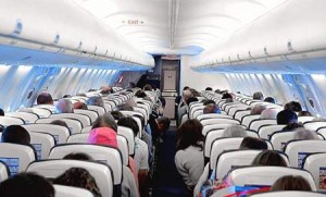 Algunas aerolíneas cobran por los asientos de emergencia